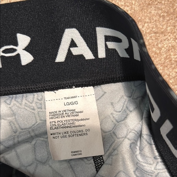 Under Armour Black and Gray Athletic Performance Shorts size large - Picture 2 of 3